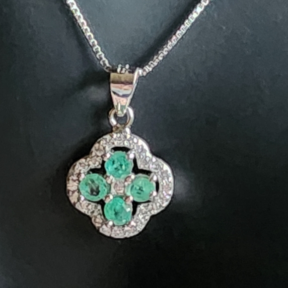 Natural Green Emerald Clover Set - Picture 3 of 6